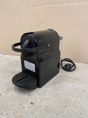 une cafetière noire posée par terre