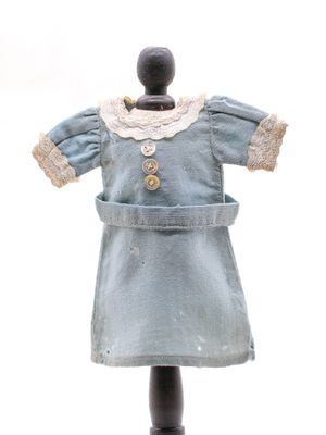 une photo d'une robe bleue à col blanc sur un mannequin