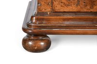 ARMOIRE (grande) rustique en bois de loupe moulurée, reposan… (photo 3)