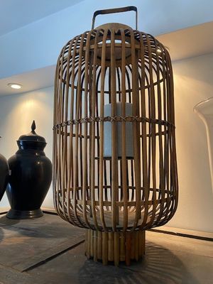 deux vases posés sur une table en bois dans une pièce