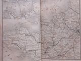 quelqu'un tient un livre dans lequel figure une carte du monde