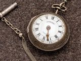 une montre de poche munie d'une chaîne