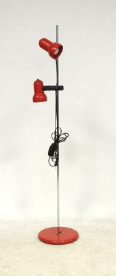 un feu rouge fixé à un poteau métallique