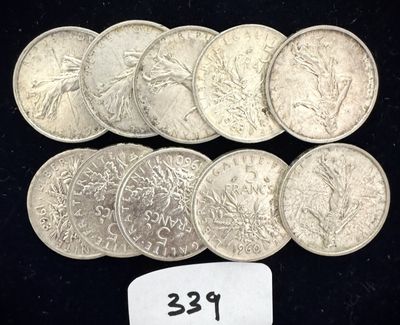 plusieurs pièces d'argent accompagnées d'une étiquette de prix sur un fond noir