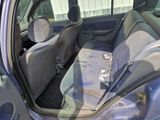 l'intérieur d'une voiture, avec la portière ouverte et les sièges rabattus