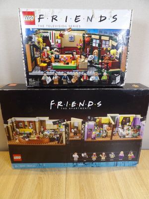 deux coffrets Lego Friends posés l'un sur l'autre sur une table