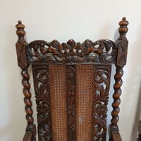 Paire de fauteuils à haut dossier en bois naturel. (photo 2)