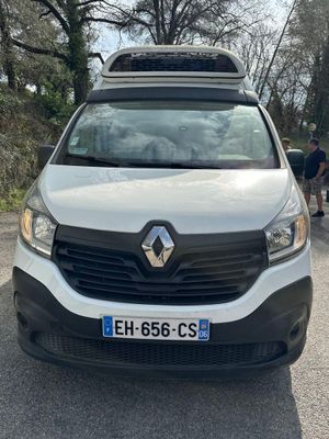 l'avant d'une camionnette blanche garée sur le bord de la route