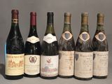 plusieurs bouteilles de vin sont alignées sur une table