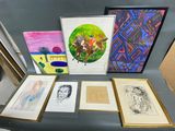 une table sur laquelle sont posées plusieurs œuvres d'art