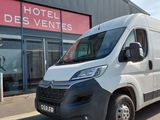 La camionnette blanche est garée devant l'Hôtel des Ventes.