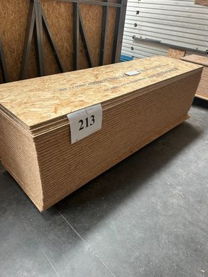 une grande boîte en bois sur laquelle est apposée une étiquette de prix