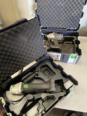 une mallette contenant des outils, posée sur une table