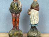 deux figurines représentant un homme et une femme debout l'un sur l'autre