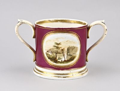 une tasse violette sur laquelle sont représentés un homme et une femme