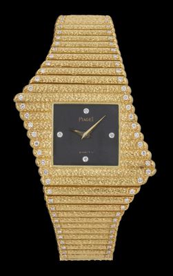 Gros plan sur une montre-bracelet en or ornée de diamants