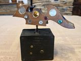 un gros plan d'une sculpture représentant un oiseau posé sur un bloc de bois