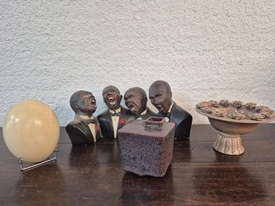 Plusieurs figurines représentant des hommes sont posées sur une table, à côté d'un bol de biscuits.