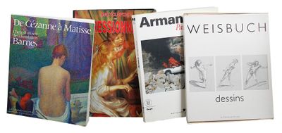 plusieurs livres sur une surface blanche avec un fond blanc