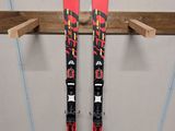 une paire de skis accrochée à un support dans une pièce