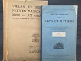deux livres posés l'un sur l'autre sur une table