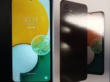 une boîte avec un téléphone à l'intérieur, posée sur une table