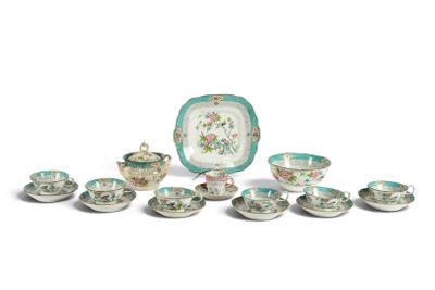 un ensemble d'assiettes et de tasses en porcelaine posées sur une surface blanche