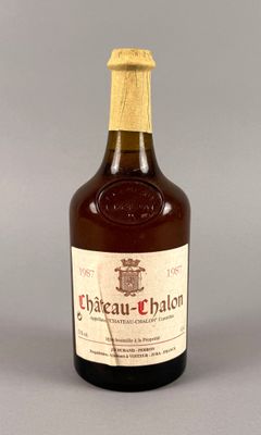 une vieille bouteille de vin de Château-Chalon posée sur une table