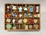 une vitrine en bois contenant de nombreux objets variés