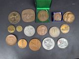 un lot de pièces de monnaie posées sur une table