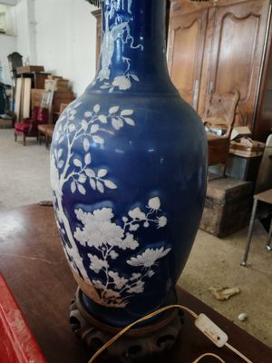 a blue vase sitting on top of a table in a room