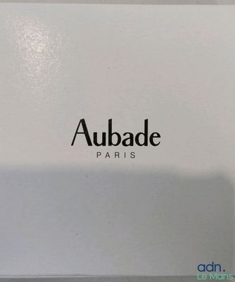 une image représentant une boîte blanche sur laquelle figure un logo noir