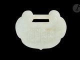 une image représentant un cadenas en jade blanc sur fond noir