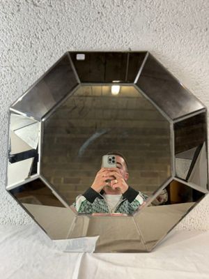 un miroir à double face dans lequel un homme se prend en photo