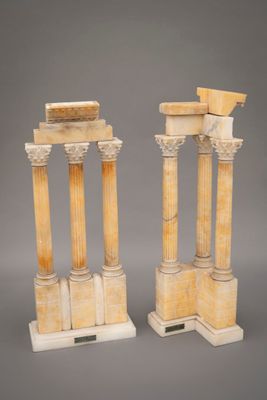 paire de colonnes en marbre sculpté, flanquées de colonnes de chaque côté