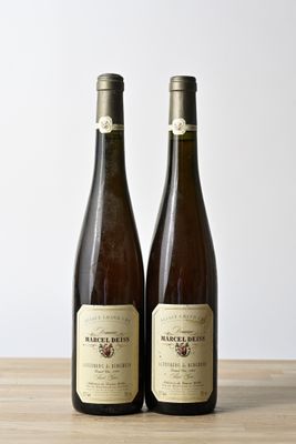 deux bouteilles de vin posées l'une à côté de l'autre sur une table en bois