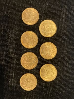 un tas de pièces d'or posées sur un tissu noir
