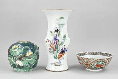 trois vases et un bol sont posés sur une surface grise