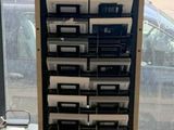 une photo montrant un présentoir sur lequel sont disposés de nombreux couteaux