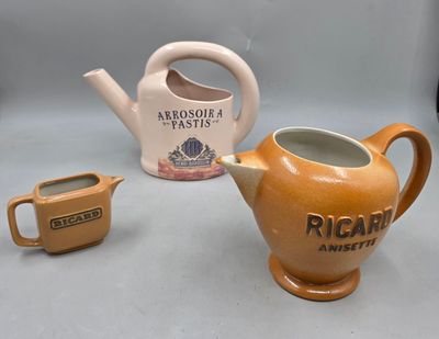 35 / J4 / Lot de trois carafes : Ricard ht 7,5 et 15 c…