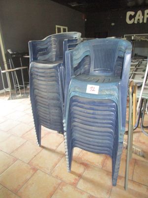 several blue plastic chairs are lined up in a row in a restaurant