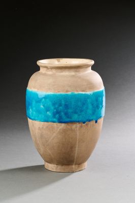 un vase marron orné d'une bande bleue