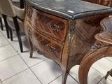 une commode au plateau en marbre dans un magasin