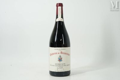 une bouteille de vin posée sur une table