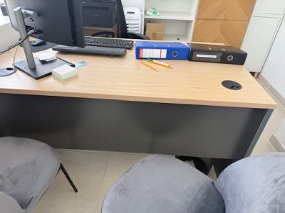 un bureau sur lequel se trouvent un écran, un clavier, une souris et d'autres éléments