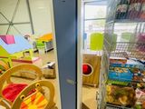 une pièce remplie de nombreux jouets, dont certains sont à vendre