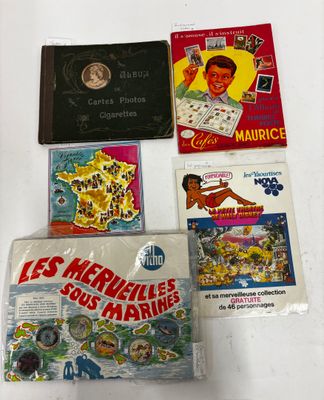 Plusieurs livres et une pièce de monnaie sont posés sur une surface blanche