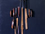 une photo d'un violon fabriqué à partir de morceaux de bois