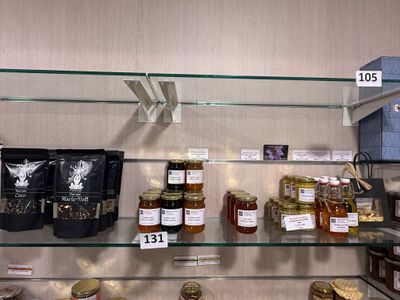 de nombreux pots de miel sur les étagères du magasin
