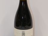 une bouteille de vin posée sur une table
